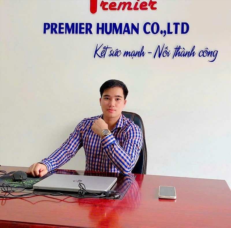 Huấn luyện viên Nguyễn Minh Hiếu tại văn phòng Premier Human